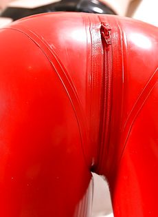 Рыжая куколка в латексе демонстрирует горячую пизду - фото #10