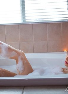 Великолепная брюнетка с большой грудью Katie Banks нежится в ванной - фото #2