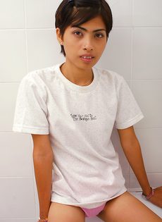 Миниатюрная азиатская девушка принимает душ - фото #1