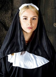 Сексапильная монахиня с большими сиськами и сладкими дырками - фото #1