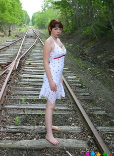 Девушка в белом сарафане фотографируется на железнодорожных путях - фото #1