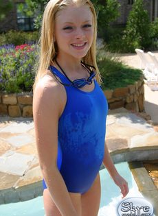 Совершеннолетняя симпатичная девушка в синем купальнике - фото #8