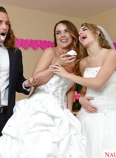 Свадебное порно с двумя шикарными девушками в белых чулках - фото #2