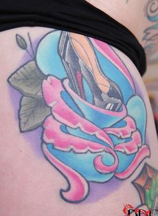 Сексуальная татуированная чертовка с большими круглыми сиськами - фото #11