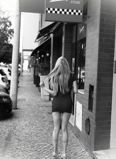 Худенькая блондинка без нижнего белья курит сигарету - фото #2