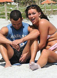 Мужик развёл на пляже девушку и трахнул её дома - фото #2