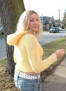 Блондинка показывает свои трусики на улице - фото #1