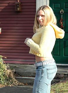 Блондинка показывает свои трусики на улице - фото #2