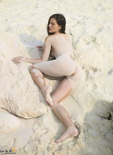 Сюзи и её киска вся в песке - фото #3