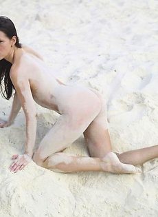 Сюзи и её киска вся в песке - фото #14