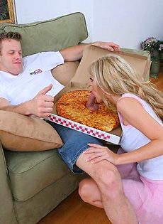 Грудастая блондинка ебется с разносчиком пиццы - фото #4