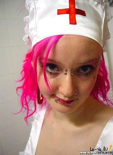 Голая медсестра принимает душ - фото #1