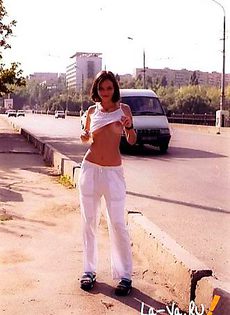 Русская девушка устраивает стриптиз по городу - фото #3