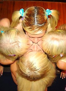 Четверо блондинок трахнулись на бильярдном столе - фото #9