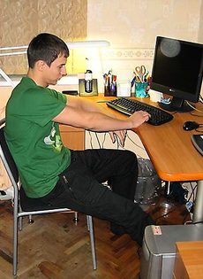 Молодой парень выебал девушку на компьютерном столе - фото #1