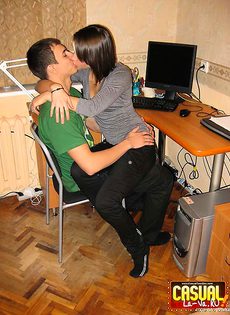 Молодой парень выебал девушку на компьютерном столе - фото #4