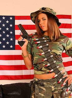Девушка защищает свою честь и достоинство с помощью пистолета - фото #2