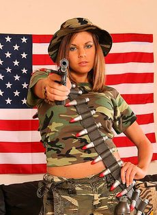 Девушка защищает свою честь и достоинство с помощью пистолета - фото #4
