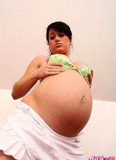 Беременной девушке стало скучно и она решила развлечь себя самотыком - фото #3