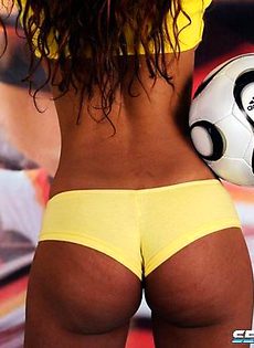 Футболистка снимается голышом ради своих поклонников - фото #13
