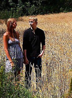 Всадил девушке посреди пшеничного поля - фото #1