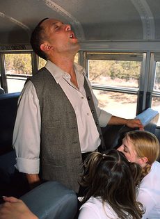 Водитель автобуса выебал студенток - фото #38