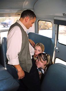 Водитель автобуса выебал студенток - фото #39