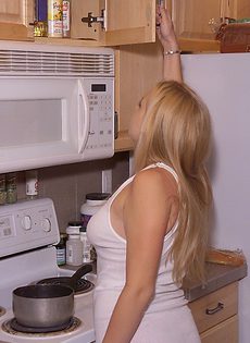 Голая жена на кухне готовит еду и ласкает себя - фото #13