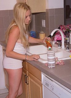 Голая жена на кухне готовит еду и ласкает себя - фото #21