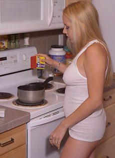 Голая жена на кухне готовит еду и ласкает себя - фото #30