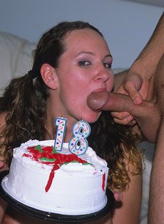 Молоденькая шлюха Холли празднует свой день рожденья в компании самцов - фото #3