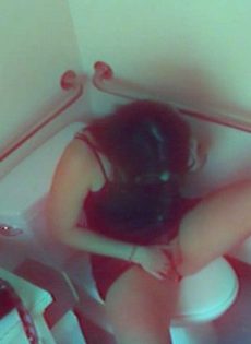 Молодая сучка разделась догола и подрочила рукой клитор в туалете - фото #6