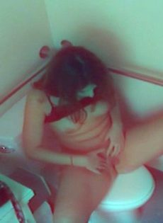 Молодая сучка разделась догола и подрочила рукой клитор в туалете - фото #10