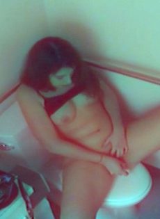 Молодая сучка разделась догола и подрочила рукой клитор в туалете - фото #22