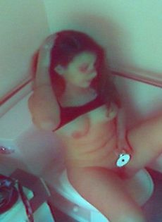 Молодая сучка разделась догола и подрочила рукой клитор в туалете - фото #80