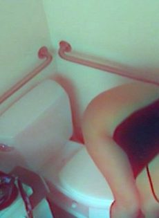 Молодая сучка разделась догола и подрочила рукой клитор в туалете - фото #84
