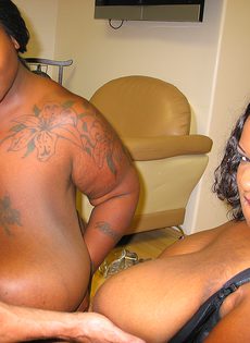 Две сисястые толстые негритянки получили в рот много спермы - фото #18