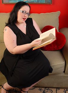 Очень толстая зрелая женщина в очках снимает черное платье - фото #2