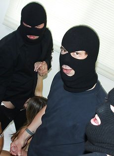 Грабители в масках трахают молоденьких красавиц - фото #13