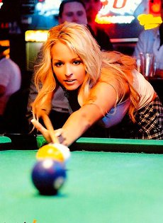 Сексуальные девушки в бильярдной