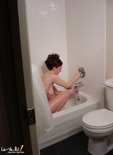 Брюнетка принимает душ