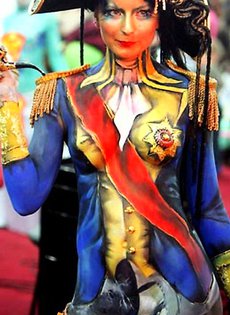 Обнаженный бодиарт на выставке