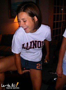 Девка залезла себе под юбку