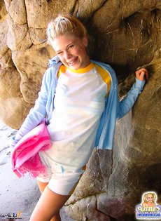 Мелкая девка разделась на камеру