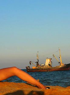 Морячка Ирина теребит руками пизду