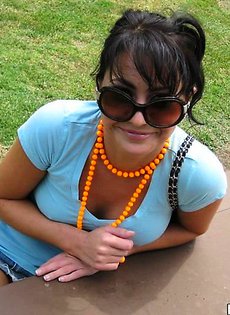 Баба пробует разные примочки