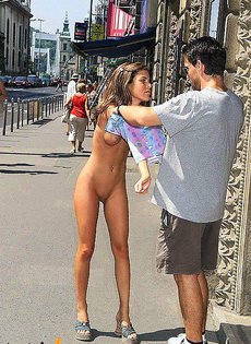 Разделась на оживленной улице