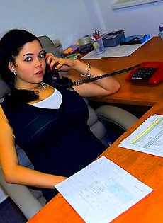 Жгучая брюнетка с огромной грудью