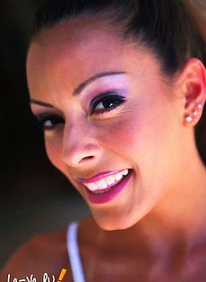 Две загорелые девушки балуются одним самотыком