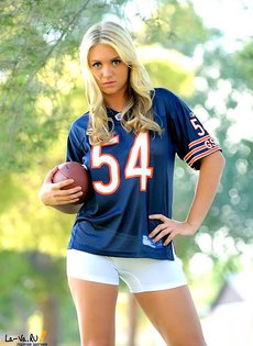 Эта горячая девушка знает как удивить!